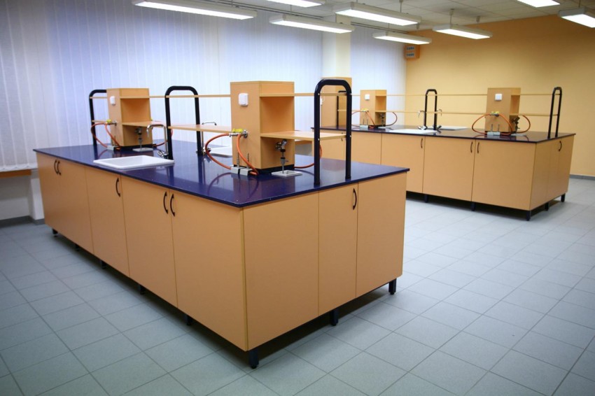 Gymnázium Zlín - Lesní čtvrť 2009 laboratoř (4).jpg