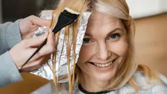 Omlaďte sa o 10 rokov jedným farbením: odtiene vlasov, ktoré vizuálne zjemnia a omladia tvár