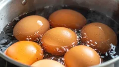 Nevylievajte vodu po varených vajciach do drezu: takto z nej pripravíte prírodné hnojivo na kvety